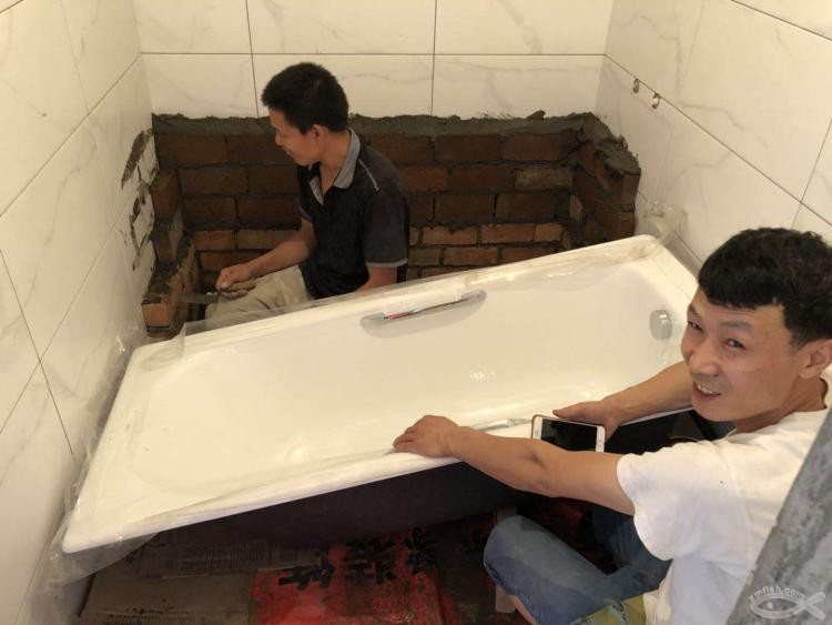 也許是小魚網上第一戶直播安裝浴缸的過程！還是鑄鐵浴缸！