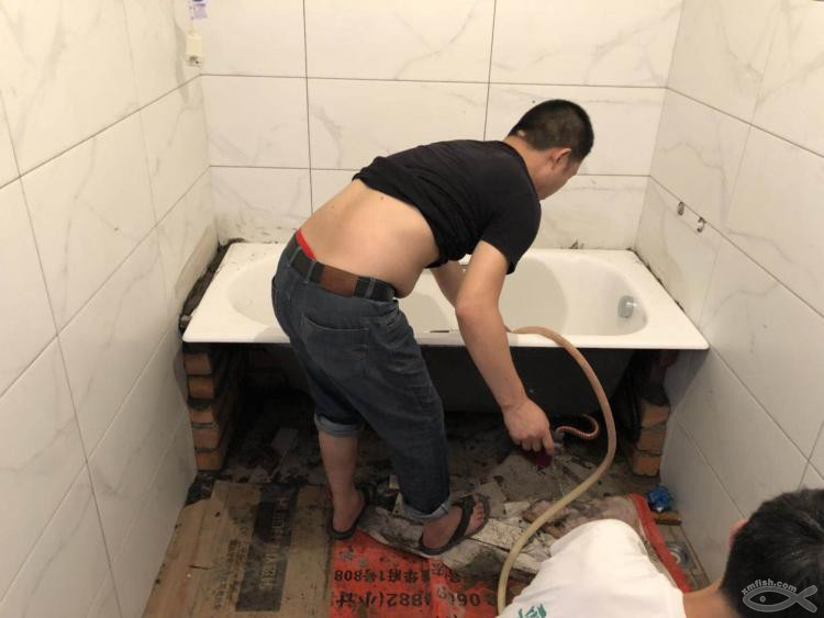 也許是小魚網上第一戶直播安裝浴缸的過程！還是鑄鐵浴缸！
